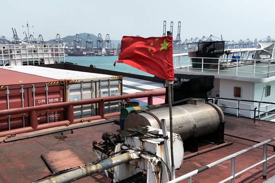지난 3일 홍콩 콰이청의 한 항구에 중국 국기를 매단 화물선이 정박해 있다. 로이터=연합뉴스