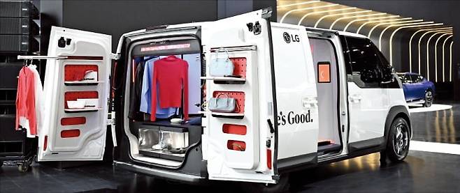 기아가 PV5 차량에 스타일러 등 LG전자 가전을 접목한 콘셉트카 PV5 슈필라움.  /기아 제공