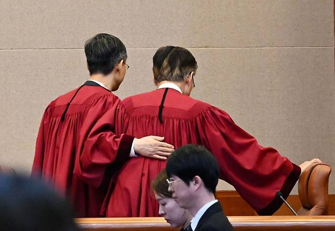 문형배 헌법재판소장 권한대행(왼쪽)이 4일 서울 종로구 헌법재판소 대심판정에서 윤석열 대통령 탄핵심판 인용 결정을 선고한 뒤 김형두 재판관과 대심판정을 나서고 있다. 사진=연합뉴스