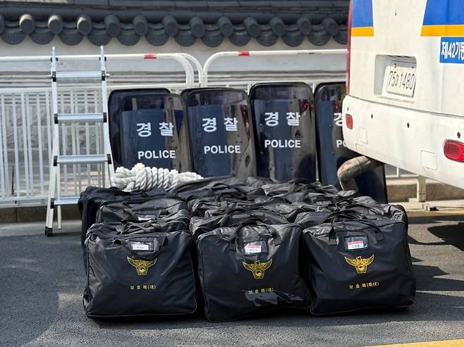 서울 종로구 안국동 골목에 경찰 보호복이 놓여있다./ 사진=한경비즈니스 고송희 기자