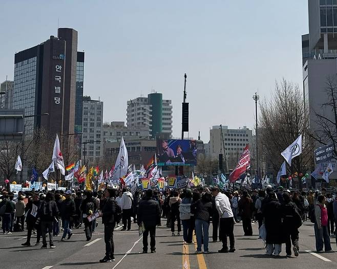 4일 시민들이 윤석열 전 대통령 탄핵 집회로 향하고 있다. / 사진=한경비즈니스 고송희 기자