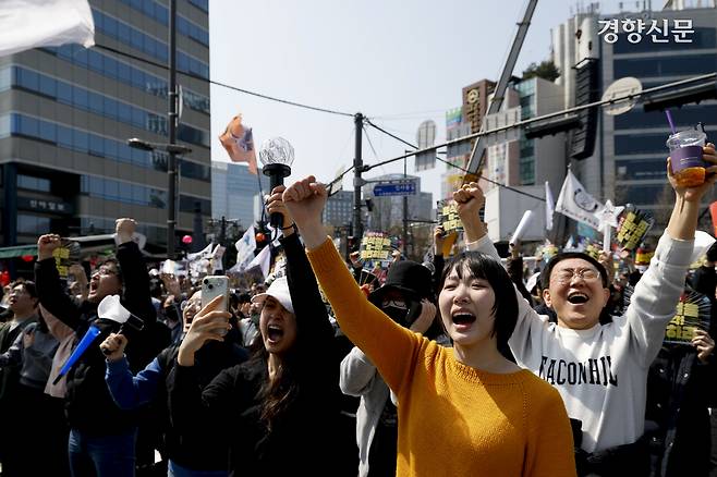 헌법재판소가 윤석열 대통령을 파면한 4일 서울 안국역 일대에서 시민들이 환호하고 있다.  문재원 기자