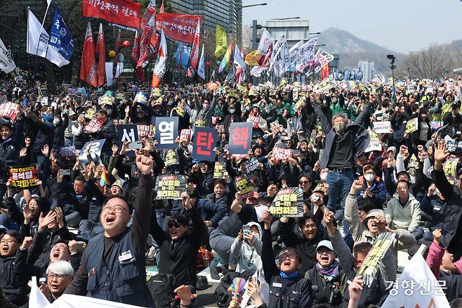 헌법재판소가 윤석열 대통령을 파면한 4일 서울 안국역 일대에서 시민들이 환호하고 있다. 한수빈 기자