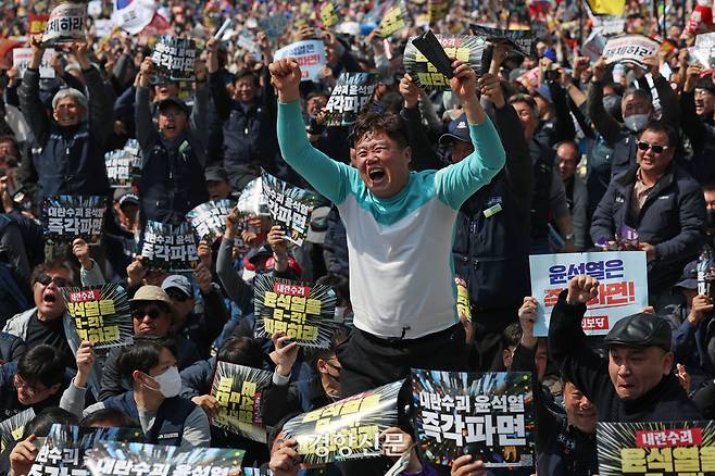 4일 헌법재판소가 윤석열 대통령에 대한 파면을 선고하자 선고를 생방송으로 지켜보고 있던 시민들이 환호하고 있다. 2025.04.04. 정효진 기자