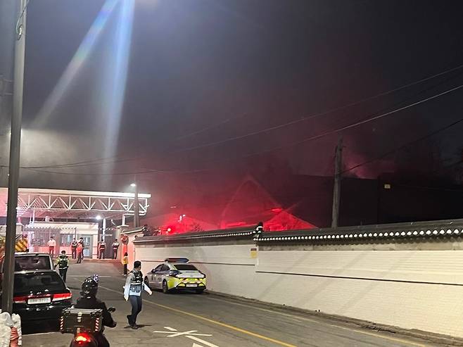 서울 용산구 남영동 미군기지에서 4일 오후 7시57분쯤 불이 나 소방 당국이 진화 중이다. 연합뉴스