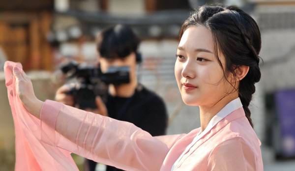 샤오미 15 울트라로 야외 촬영 실습에서 여성 모델을 망원으로 찍었다. 정옥재 기자