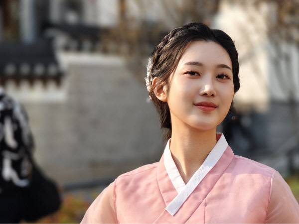 샤오미 15 울트라 본체에다 카메라 전용 키트를 장착해 모델을 촬영했다. 망원 촬영 후 잘라내기를 구도를 보정했다. 정옥재 기자