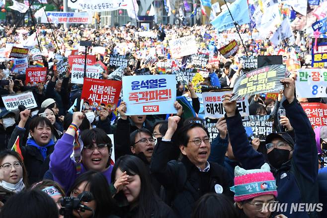 헌법재판소가 윤석열 대통령을 파면한 4일 서울 안국역 일대에서 시민들이 환호하고 있다.&nbsp;