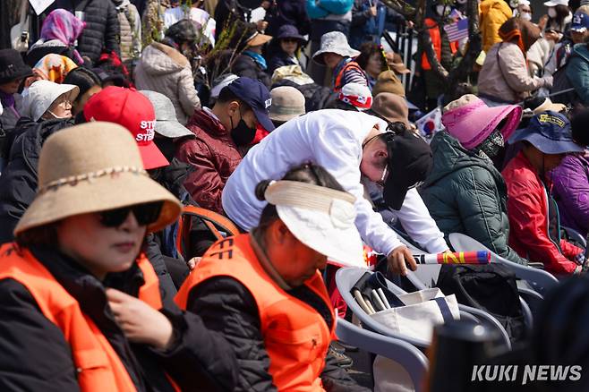 윤석열 대통령 탄핵 심판 선고일인 4일 서울 용산구 한남동 관저 앞에서 윤 대통령 지지자들이 파면 선고를 지켜보며 슬퍼하고 있다. 유희태 기자