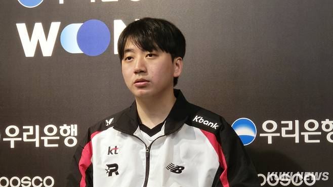 고동빈 감독이 4일 오후 5시 서울 종로구 롤파크 LCK 아레나에서 열린 ‘2025 LCK’ 정규시즌 1라운드 한화생명e스포츠와 경기가 끝난 뒤 기자회견에 임하고 있다. 김영건 기자