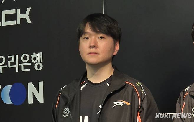 최인규 감독이 4일 오후 5시 서울 종로구 롤파크 LCK 아레나에서 열린 ‘2025 LCK’ 정규시즌 1라운드 KT와 경기가 끝난 뒤 기자회견에 임하고 있다. 김영건 기자