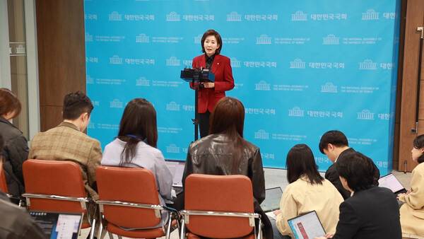▲나경원 국민의힘 의원이 지난 2일 국회 소통관 기자회견장에서 백브리핑을 하고 있다. 사진=미디어오늘 영상 갈무리