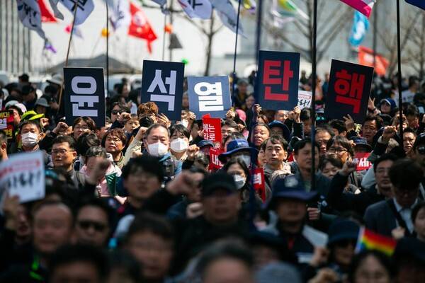 ▲4일 헌재의 대통령 윤석열 탄핵선고를 촉구하는 피켓. 사진=민주노총