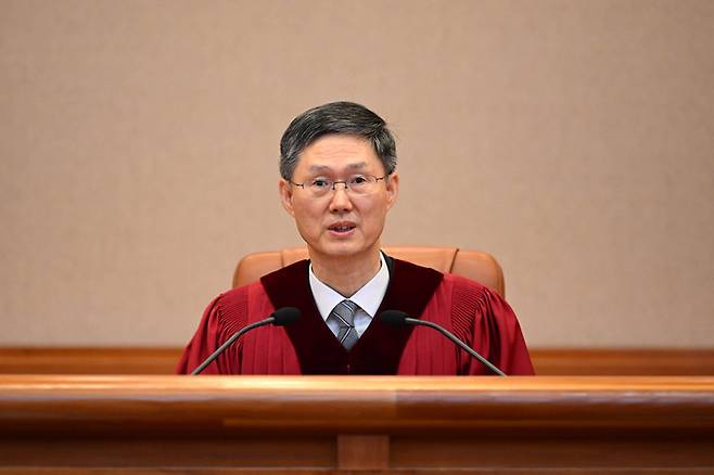 문형배 헌법재판소장 권한대행이 4일 서울 종로구 헌법재판소 대심판정에서 열린 윤석열 대통령 탄핵심판 선고에 입장해 있다. 2025.4.4 [사진공동취재단]