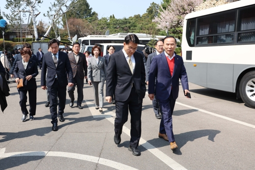 윤석열 대통령의 탄핵심판 선고일인 4일 서울 종로구 헌법재판소에서 재판관 만장일치 의견으로 국회의 탄핵소추의결이 인용되자 국민의힘 의원들이 헌재를 나서고 있다. 2025.4.4 [사진 출처 = 연합뉴스]