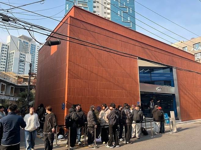 4일 오전 9시경, 이날 개점한 서울 성수동 아디다스 오리지널스 플래그십 스토어 앞에 오픈런을 하려는 고객들이 줄을 서 있는 모습. [김효혜 기자]