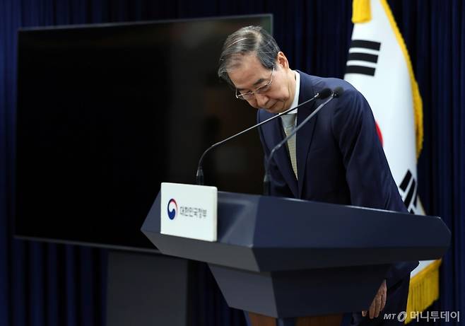 [서울=뉴시스] 최진석 기자 = 한덕수 대통령 권한대행 국무총리가 윤석열 대통령이 파면된 4일 서울 정부서울청사에서 열린 대국민담화에서 인사하고 있다. 2025.04.04. /사진=최진석