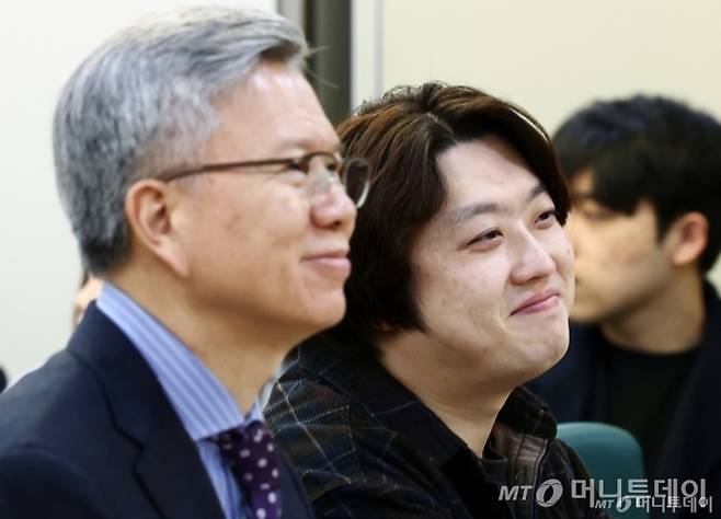 (서울=뉴스1) 김민지 기자 = 김택우 대한의사협회장(왼쪽)과 박단 대한전공의협의회 비상대책위원장이 10일 오전 서울 여의도 국회 의원회관에서 열린 '의료현장 정상화를 위한 정책 토론회'에 참석해 미소를 보이고 있다. 2025.3.10/뉴스1  Copyright (C) 뉴스1. All rights reserved. 무단 전재 및 재배포,  AI학습 이용 금지. /사진=(서울=뉴스1) 김민지 기자