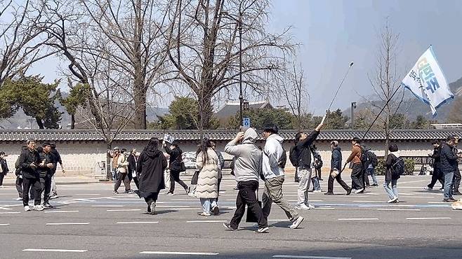 4일 오전 11시30분쯤 서울 종로구에서 윤석열 전 대통령 탄핵 찬성 집회에 참석했던 참가자들이 귀가하고 있다./사진=민수정 기자