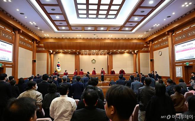 [서울=뉴시스] 사진공동취재단 = 문형배 헌법재판소장 직무대행을 비롯한 재판관들이 4일 오전 서울 종로구 헌법재판소 대심판정에서 윤석열 대통령 탄핵심판 인용 결정을 선고 한 뒤 법정을 나가고 있다. 2025.04.04. photo@newsis.com /사진=