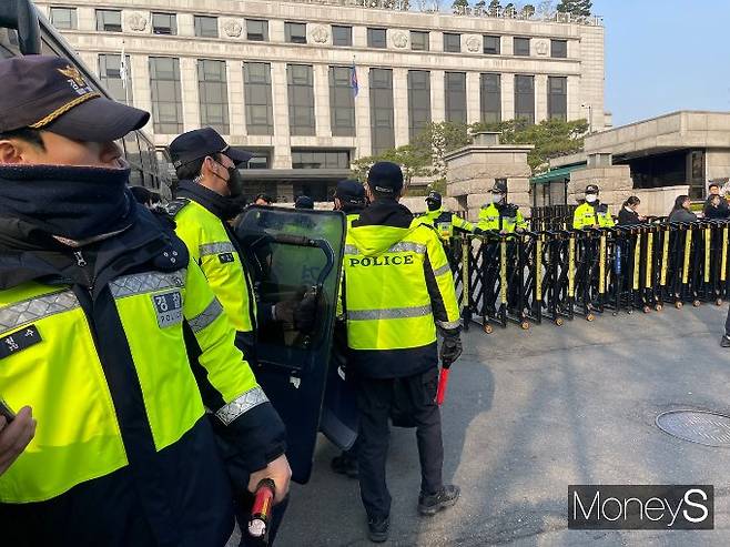 탄핵 심판 선고기일을 얼마 남겨두지 않고 헌법재판소 앞은 삼엄한 경계 태세가 유지되고 있다. 사진은 이날 방패 등으로 무장한 경찰이 헌재 안으로 들어서는 모습. /사진=유찬우 기자