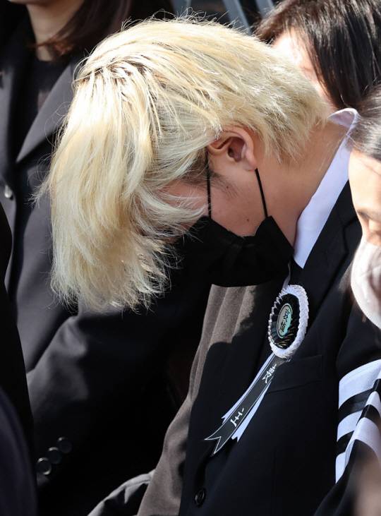 고(故) 장제원 전 국회의원의 발인식이 진행된 4일 부산 해운대구 해운대백병원 장례식장에서 래퍼 노엘(본명 장용준)이 운구차량 앞에서 고개를 숙이고 있다. 뉴시스