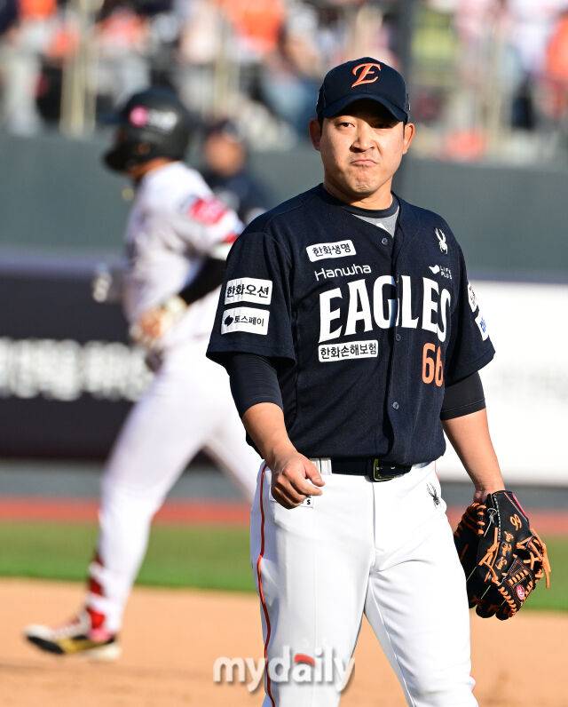 2025년 3월 22일 오후 경기도 수원KT위즈파크에서 '2025 신한 SOL뱅크 KBO 리그' 한화 이글스와 KT 위즈의 경기. 한화 주현상이 9회말 구원등판해 KT 선두타자 김상수에게 솔로홈런을 허용한 뒤 당황하고 있다./마이데일리