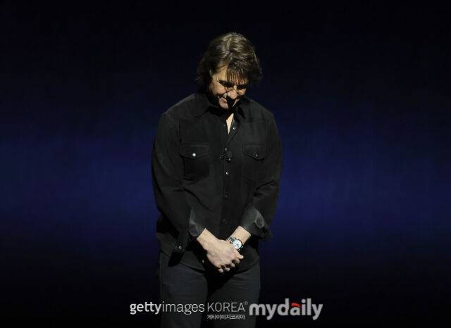 톰 크루즈가 3일(현지시간) 라스베이거스 시네마콘에서 발 킬머를 위해 묵념하고 있다./게티이미지코리아