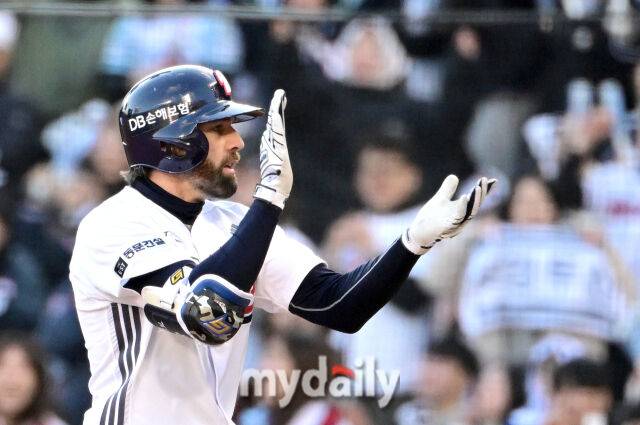 2025년 3월 29일 오후 서울 잠실구장에서 진행된 '2025 신한 SOL뱅크 KBO 리그' 삼성 라이온즈와 두산 베어스의 경기. 두산 케이브가 4회말 무사 1.2루서 1타점 적시타를 친 뒤 기뻐하고 있다./마이데일리