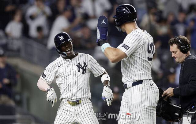 뉴욕 양키스 애런 저지(오른쪽)와 재즈 치좀 주니어가 기뻐하고 있다./게티이미지코리아