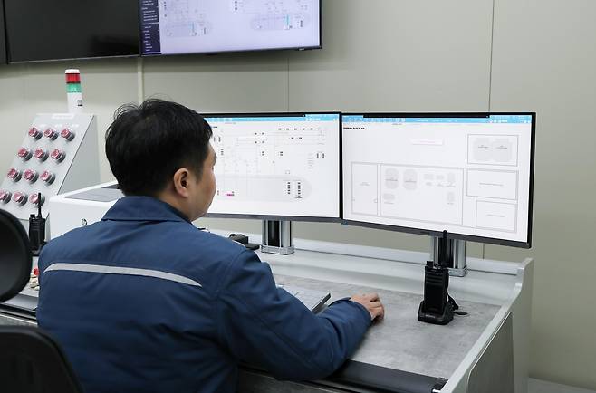 지황 HD현대중공업 가스솔루션연구실 책임이 울산 야드에 위치한 탄소중립 R&D 실증 설비 제어실에서 실증 현황을 살펴보고 있다. [HD현대중공업 제공]