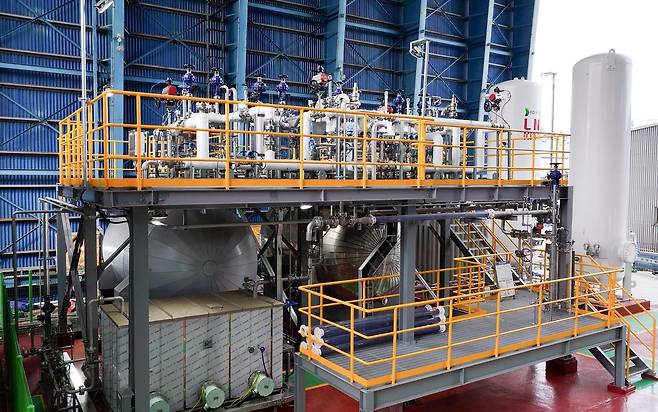 탄소중립 R&D 실증 설비에서 새롭게 구축 중인 CO2 재액화 기술 설비. [HD현대중공업 제공]