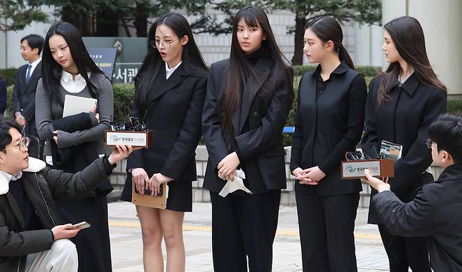 [그룹 뉴진스(NJZ 하니, 민지, 혜인, 해린, 다니엘)가 7일 오후 서울 서초구 서울중앙지방법원에서 열린 ‘어도어, 뉴진스 상대 기획사 지위보전 및 광고계약 체결 등 금지 가처분’ 심문기일을 마친 후 취재진의 질문에 답변하고 있다. [뉴시스]