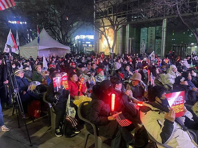 [서울=뉴시스]이다솜 기자=윤석열 대통령 탄핵 선고를 하루 앞둔 3일 밤 10시께 서울 지하철 5호선 광화문역 인근 동화면세점 앞에서 '탄핵 반대 철야 집회'가 열리고 있다. citizen@newsis.com *재판매 및 DB 금지