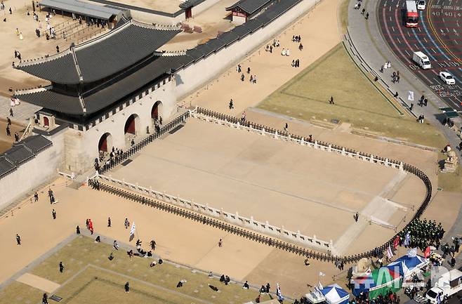 [서울=뉴시스] 배훈식 기자 = 윤석열 대통령 탄핵심판 선고를 하루 앞둔 3일 오후 서울 종로구 광화문 원대를 경찰이 통제하고 있다. 경찰은 이날 '을호비상'을 발령하고 헌법재판소 인근을 통제하는 등 치안 활동을 강화하고 있다. 2025.04.03. dahora83@newsis.com