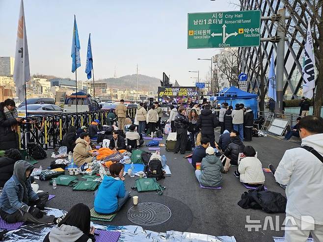 [서울=뉴시스]이태성 기자=윤석열 대통령 탄핵 심판 선고 기일인 4일 서울 용산구 한남동 대통령 관저 인근인 일신빌동 앞에 탄핵 찬성 단체인 촛불행동이 집회를 열기 위해 모여들고 있다. 2025.04.04
