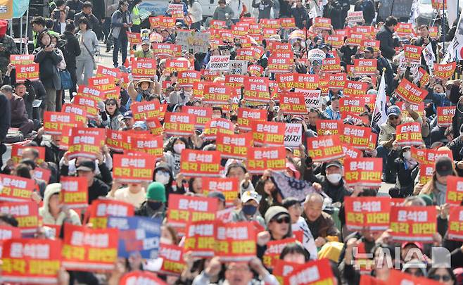 [서울=뉴시스] 황준선 기자 = 윤석열 대통령의 탄핵심판 선고일인 4일 오전 서울 용산구 한남동 대통령 관저 인근에서 촛불행동 등 윤 대통령 탄핵을 찬성하는 시민들이 파면 촉구 집회를 하고 있다. 2025.04.04 hwang@newsis.com