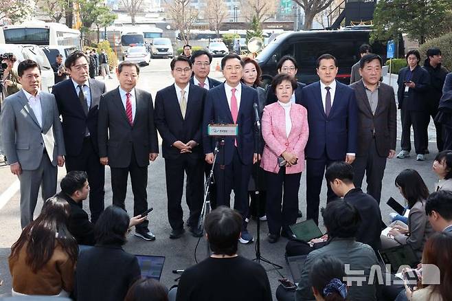 [서울=뉴시스] 사진공동취재단 =  윤석열 대통령의 탄핵심판 선고일인 4일 서울 종로구 헌법재판소에서 김기현 의원 등 국민의힘 의원들이 심판정에 들어서기 앞서 발언하고 있다. 2025.04.04. photo@newsis.com