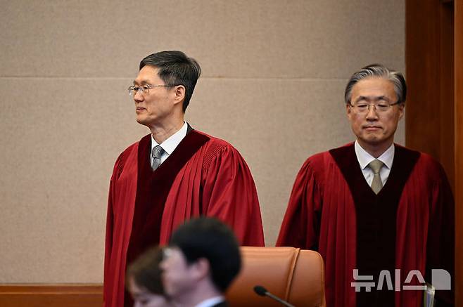 [서울=뉴시스] 사진공동취재단 = 문형배 헌법재판소장 직무대행이 4일 오전 서울 종로구 헌법재판소 대심판정에서 열린 윤석열 대통령 탄핵심판 선고를 위해 입장하고 있다. 2025.04.04. photo@newsis.com