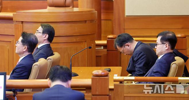 [서울=뉴시스] 사진공동취재단 = 윤석열 대통령 변호인단이 4일 오전 서울 종로구 헌법재판소 대심판정에서 열린 윤석열 대통령 탄핵심판 선고 기일에서 결정문을 듣고 있다. 2025.04.04. photo@newsis.com