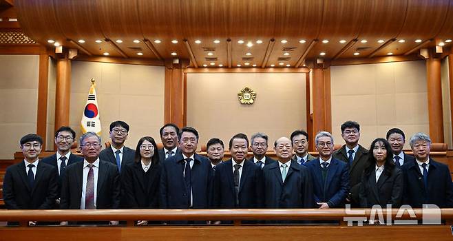 [서울=뉴시스] 사진공동취재단 = 국회측 변호인단이 4일 오전 서울 종로구 헌법재판소 대심판정에서 윤석열 대통령 탄핵심판 인용 결정이 선고 된 뒤 기념촬영을 하고 있다. 2025.04.04. photo@newsis.com