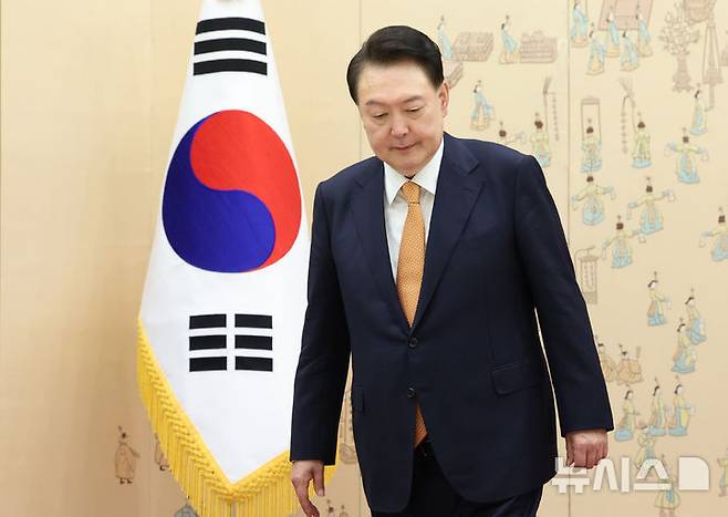 [서울=뉴시스] 조수정 기자 = 헌법재판소가 4일 윤석열 대통령의 탄핵을 인용했다. 사진은 2024년 7월 3일 서울 용산 대통령실 청사에서 열린 재외공관장 신임장 수여식 후 이석하는 모습. 2025.04.04. chocrystal@newsis.com