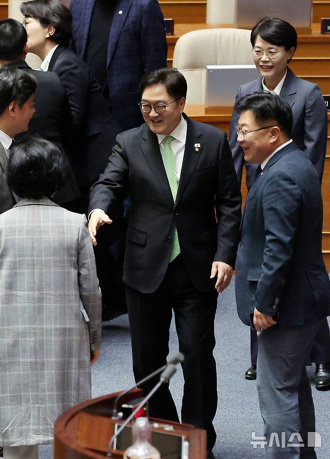 [서울=뉴시스] 조성우 기자 = 우원식 국회의장이 4일 오후 서울 여의도 국회에서 열린 제424회 국회(임시회) 제1차 본회의가 끝난 뒤 의원들과 인사하고 있다. 2025.04.04. xconfind@newsis.com
