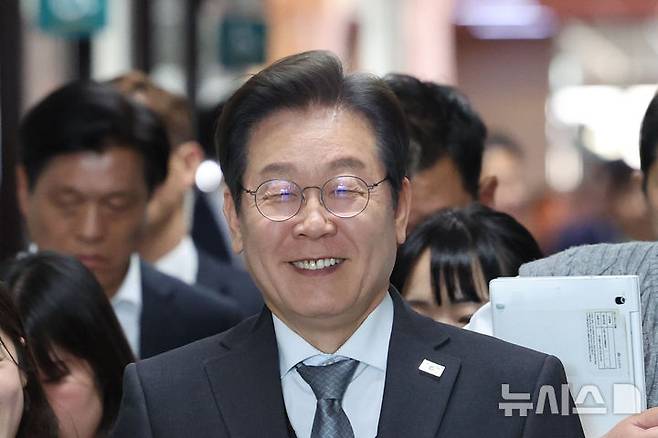 [서울=뉴시스] 권창회 기자 = 이재명 더불어민주당 대표가 4일 서울 여의도 국회에서 열린 본회의를 바치고 집무실로 이동하며 활짝 웃고 있다. 2025.04.04. kch0523@newsis.com