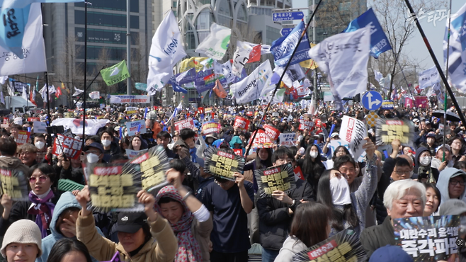 안국역 인근 시민들이 헌재의 윤석열 파면 선고에 기뻐하고 있다