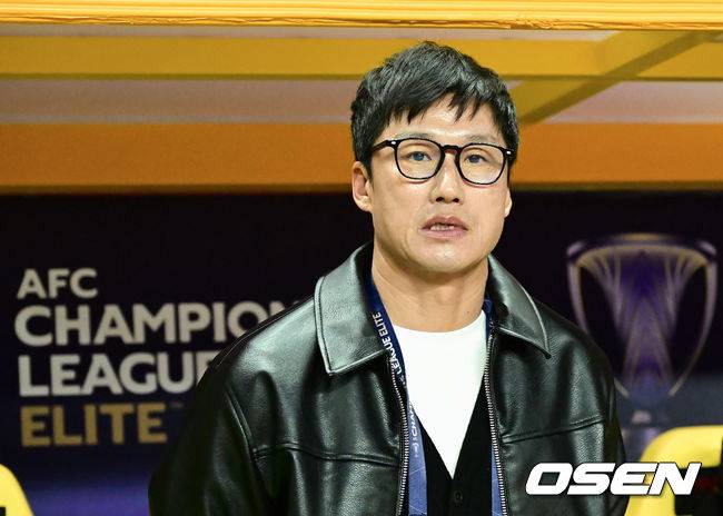 [OSEN=광주, 김성락 기자] 12일 오후 광주월드컵경기장에서 2024-25 아시아축구연맹(AFC) 챔피언스리그 엘리트(ACLE) 16강 2차전 광주 FC와 일본 비셀 고베의 경기가 열렸다. 광주는 지난 5일 고베 원정에서 펼쳐진 16강 1차전에서 0-2로 패배, 2차전에서 3골 차 이상 승리를 거둬야 8걍으로 진출한다. 광주 이정효 감독이 그라운드를 주시하고 있다. 2025.03.12 / ksl0919@osen.co.kr