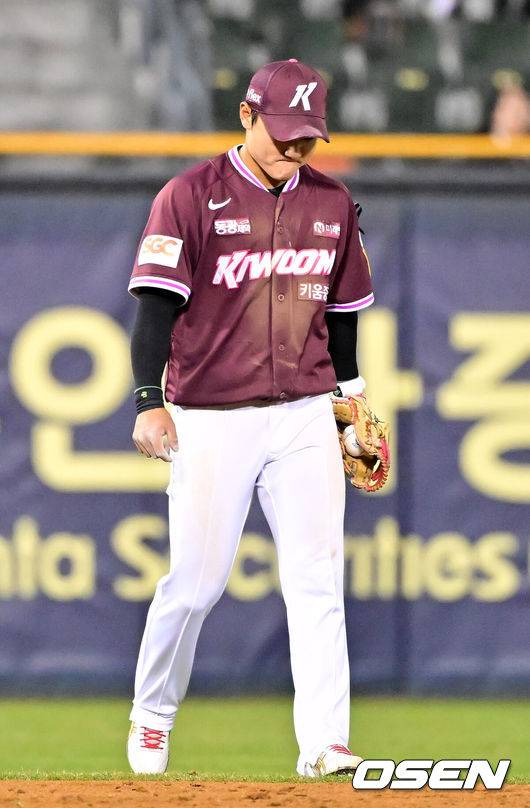 [OSEN=잠실, 민경훈 기자] 2일 오후 서울 잠실야구장에서 2025 신한 SOL Bank KBO리그 두산 베어스와 키움 히어로즈의 경기가 열렸다.이날 두산은 최승용, 키움은 윤현을 선발로 내세웠다.4회말 2사 주자 2,3루 두산 강승호의 유격수 앞 땅볼 때 키움 유격수 김태진이 포구 실책을 범하며 실점한 후 아쉬워하고 있다. 2025.04.02 / rumi@osen.co.kr