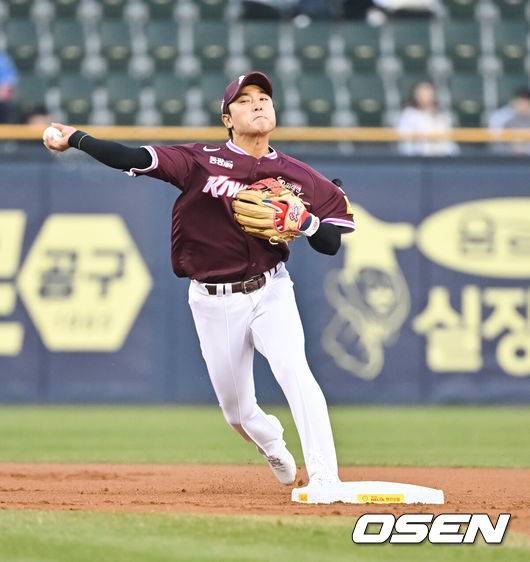 [OSEN=잠실, 박준형 기자] 3일 오후 서울 잠실구장에서 ‘2025 신한 SOL BANK KBO리그’ 두산 베어스와 키움 히어로즈의 경기가 진행됐다. 이날 경기에 두산은 콜어빈을, 키움은 로젠버그를 선발투수로 내세웠다.1회말 1사 두산 추재현의 내야땅볼때 김태진 유격수가 송구 실책을 하고 있다.  2025.04.03 / soul1014@osen.co.kr