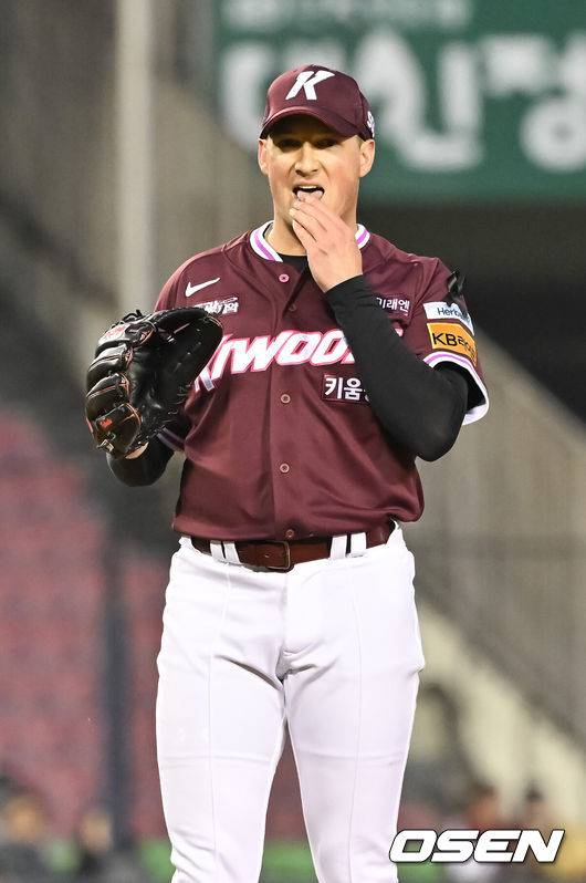 [OSEN=잠실, 박준형 기자] 3일 오후 서울 잠실구장에서 ‘2025 신한 SOL BANK KBO리그’ 두산 베어스와 키움 히어로즈의 경기가 진행됐다. 이날 경기에 두산은 콜어빈을, 키움은 로젠버그를 선발투수로 내세웠다.2회말 1사 만루서 실점 위기를 맞은 키움 선발투수 로젠버그가 아쉬워하고 있다.  2025.04.03 / soul1014@osen.co.kr