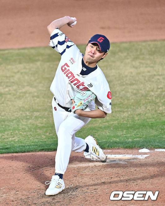 [OSEN=부산, 이석우 기자] 29일 부산 사직야구장에서 2025 신한 SOL 뱅크 KBO 리그 롯데 자이언츠와 KT 위즈의 경기가 열렸다. 홈팀 롯데는 박세웅이 선발로 출전하고, 방문팀 KT는 쿠에바스가 선발로 출전했다.롯데 자이언츠 정철원이 역투하고 있다. 2025.03.29 / foto0307@osen.co.kr